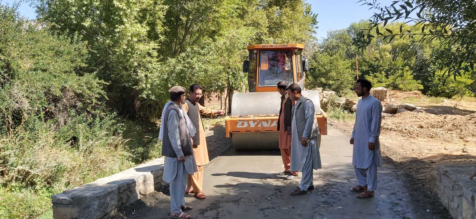 جریان کار ساخت ۱.۱۴ کیلومتر سرک با هزینه‌ی ۵ میلیون افغانی در پنجشیر