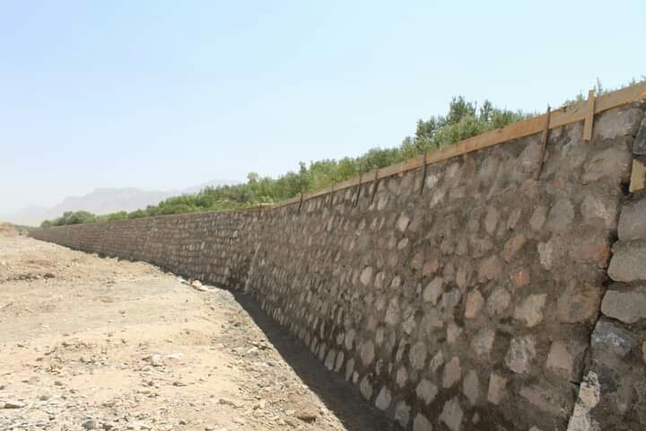 جریان کار ساخت ۳۳۷ متر دیوار استنادی به ارزش  ۹.۷ میلیون افغانی در تخار