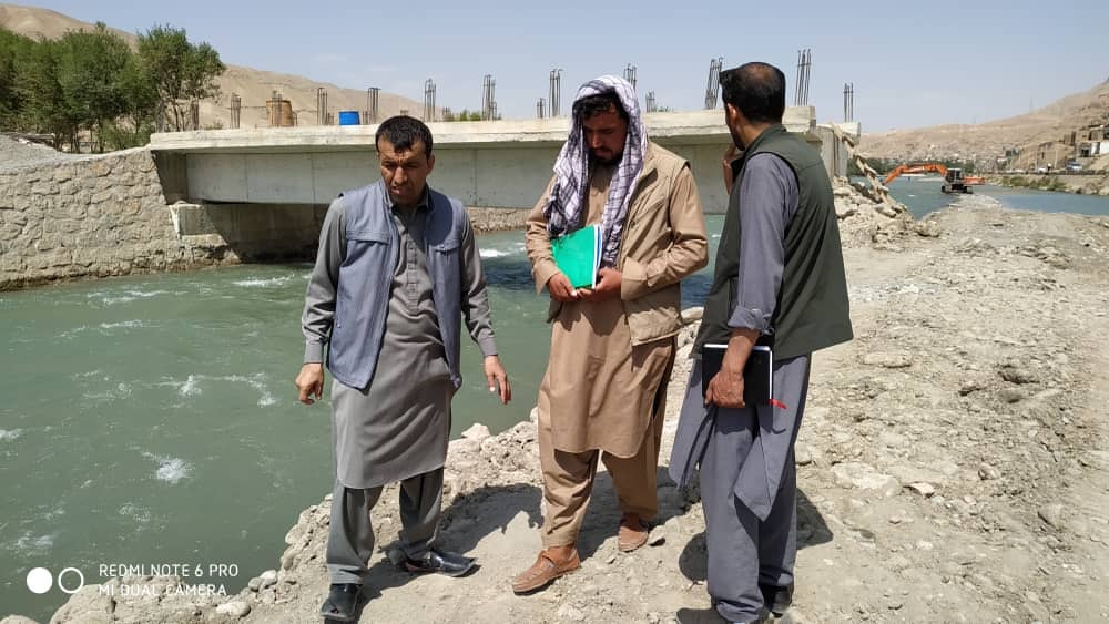 جریان کار ساخت پلی به طول ۵۱ متر با هزینه‌ی ۱۳ میلیون افغانی در بغلان