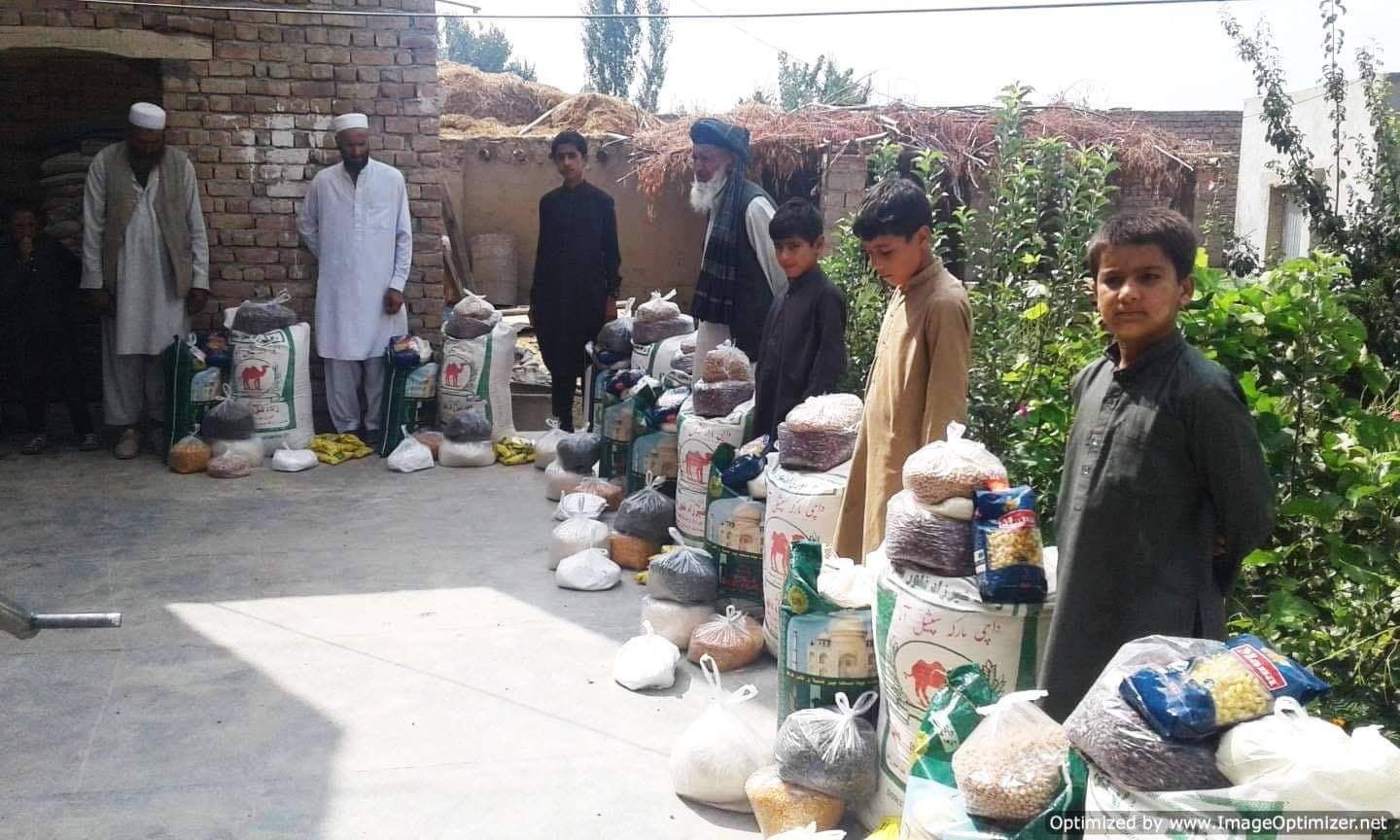 په لوګر کې له ۵ اړو کورنیو سره د څه باندې ۶۸ زره افغانيو په ارزښت د خوراکي او نا خوراکي توکو مرسته وشوه