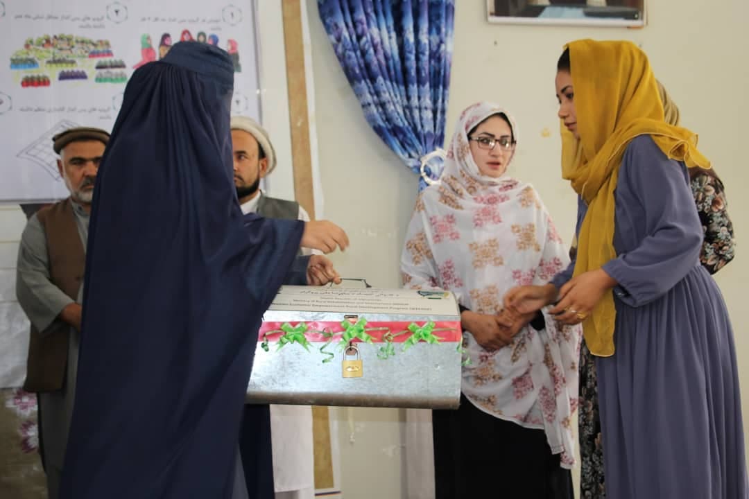 توزیع صندوق‌های پس‌انداز به گروپ‌های پس‌انداز در بغلان 