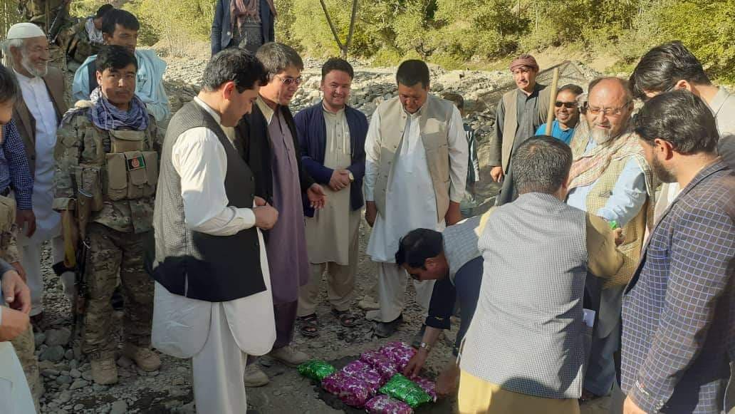 آغاز کار اعمار یک پایه پل و ۲.۷ کیلومتر سرک روستایی به ارزش ۵.۲ میلیون افغانی در دایکندی