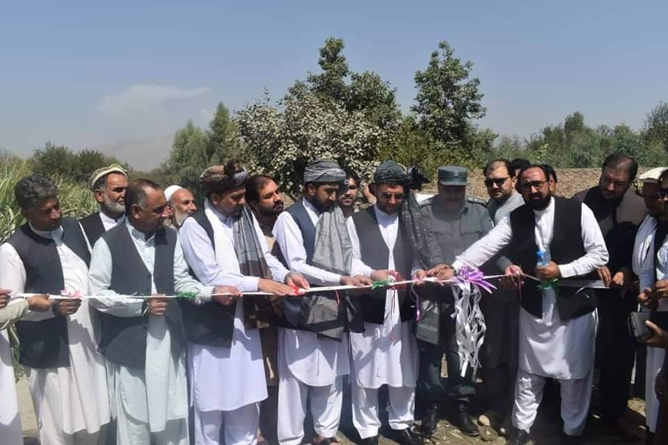 په ننګرهارکې د څه باندې ۶۰.۵ میلیونه افغانیو په لګښت د ۲ سړکونو جوړولو کار پیل شو