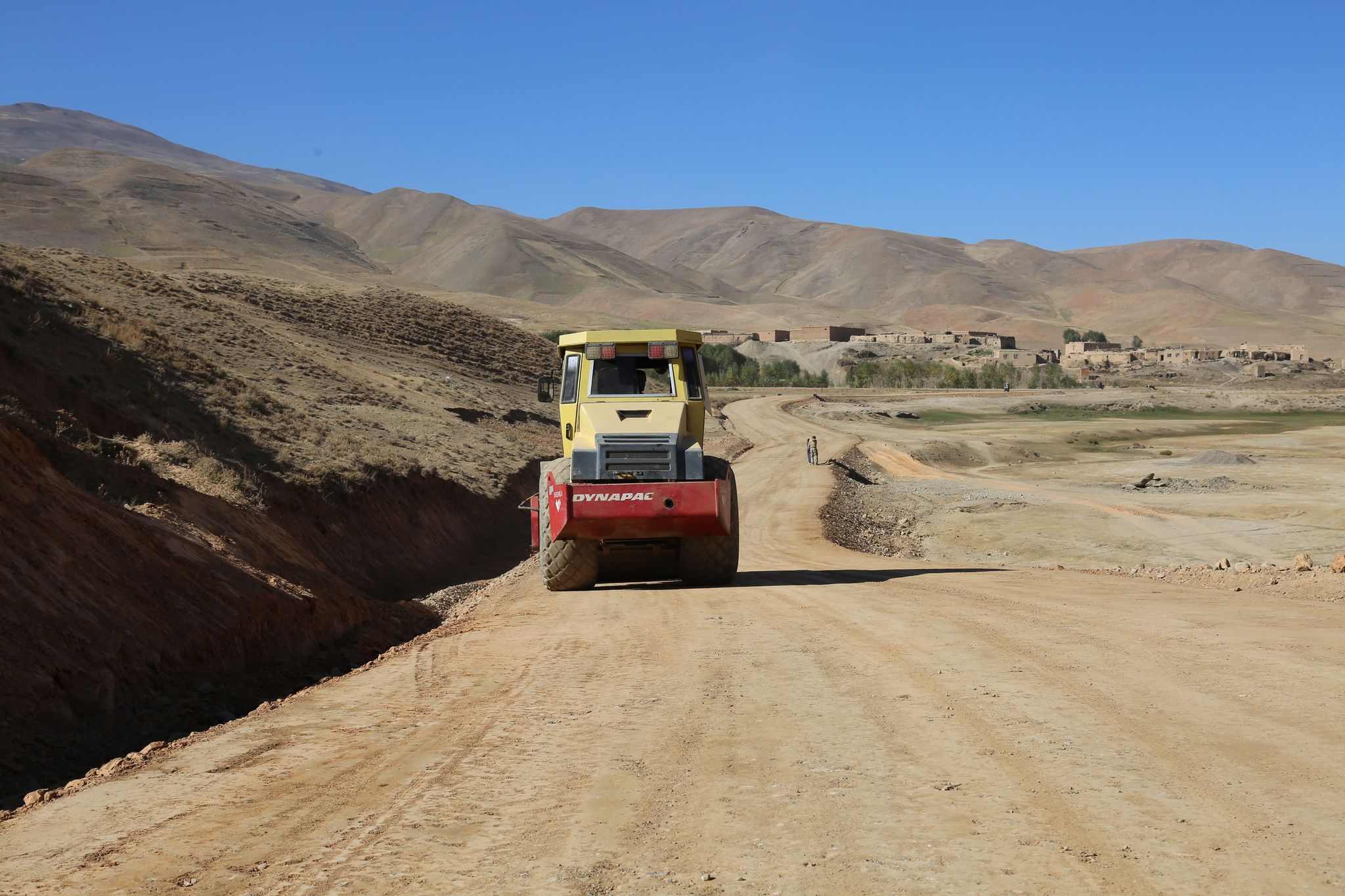 آغاز کار احداث ۲۴ کیلومتر سرک به ارزش ۵۴ میلیون افغانی در غور