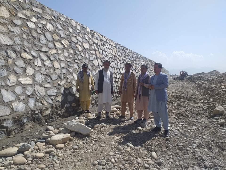 جریان کار ساخت ۴۴۴ متر دیوار محافظتی به ارزش ۱۳.۴ میلیون افغانی در کاپیسا