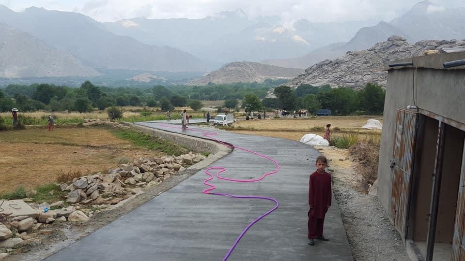 جریان کار ساخت یک پایه پل و ۲ کیلومتر سرک به ارزش ۳۵ میلیون افغانی در کاپیسا