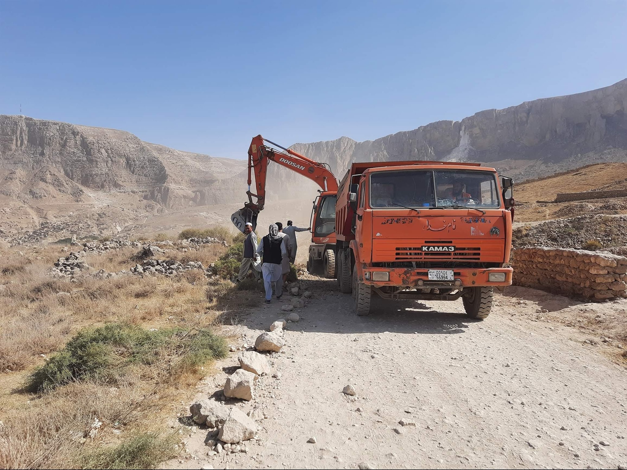 آغاز کار ساخت ۸.۹ کیلومتر سرک به ارزش ۷۲ میلیون افغانی در بلخ