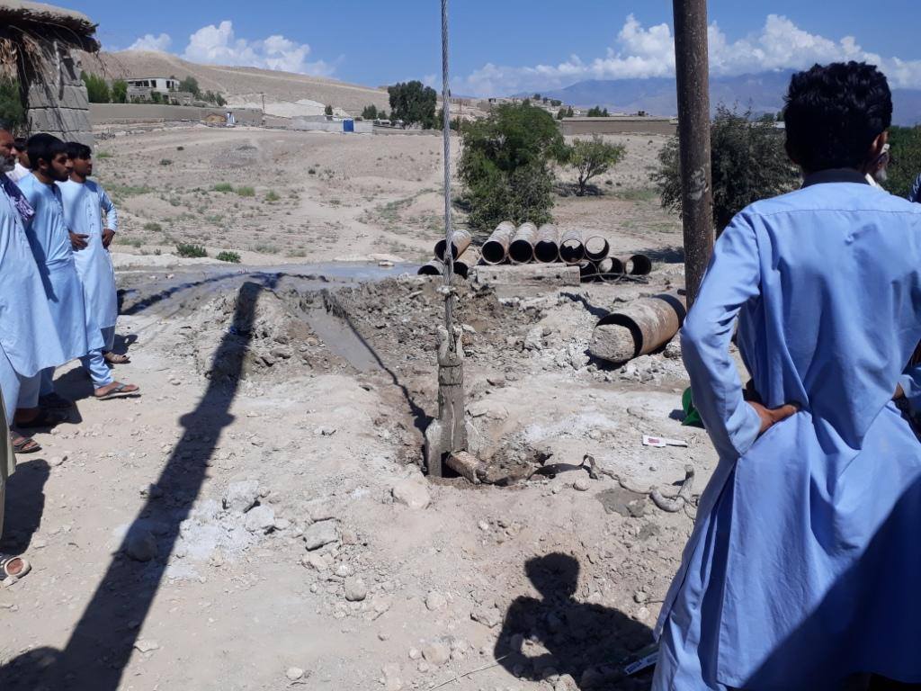 په لغمان کې د ۷۹۲ زره افغانیو په ارزښت د څښاک د اوبو د ۴ څاه ګانو کار روان دی