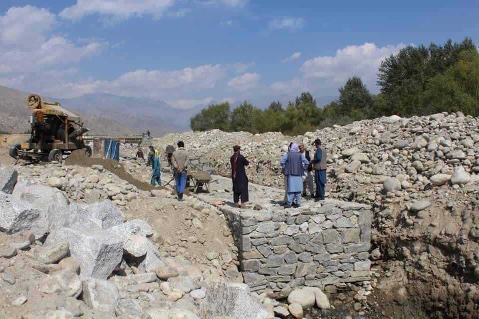 جریان کار ساخت ۶۳۴ متر دیوار استنادی به ارزش ۲۸.۶ میلیون افغانی در کاپیسا