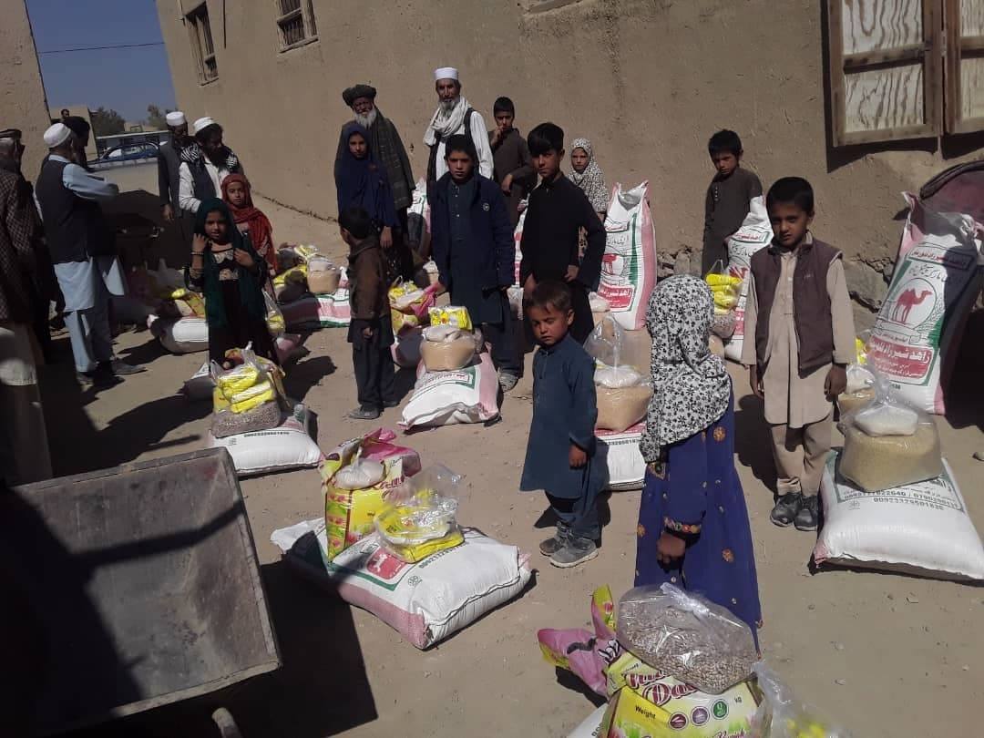 په لوګر کې د ۱۰ بیوزله کورنیو سره څه باندې ۶۸ زره افغانيو په ارزښت د خوراکي توکو مرسته وشوه