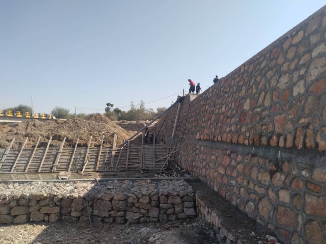 جریان کار ساخت ۲۴ متر سربند آبیاری و ۱۳۲ متر دیوار محافظتی در سمنگان