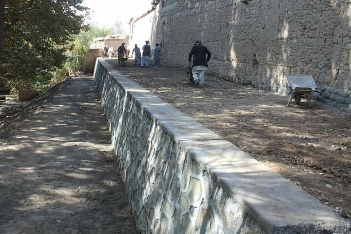 جریان کار جغل‌ریزی ۳ کیلومتر سرک به ارزش ۲.۸ میلیون افغانی در تخار