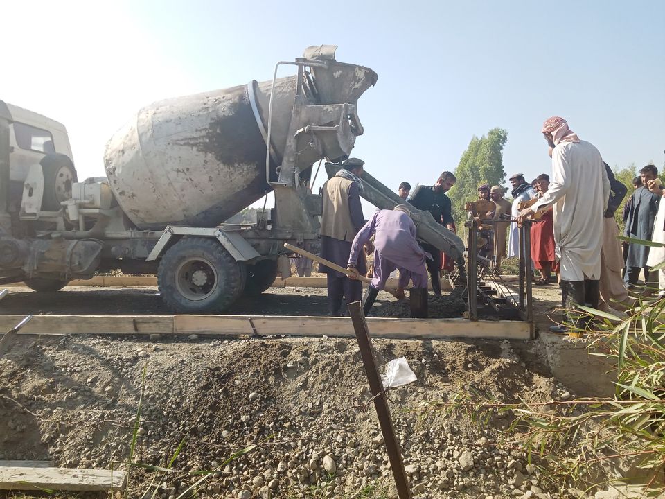 جریان کار ساخت ۱.۹ کیلومتر سرک در لغمان