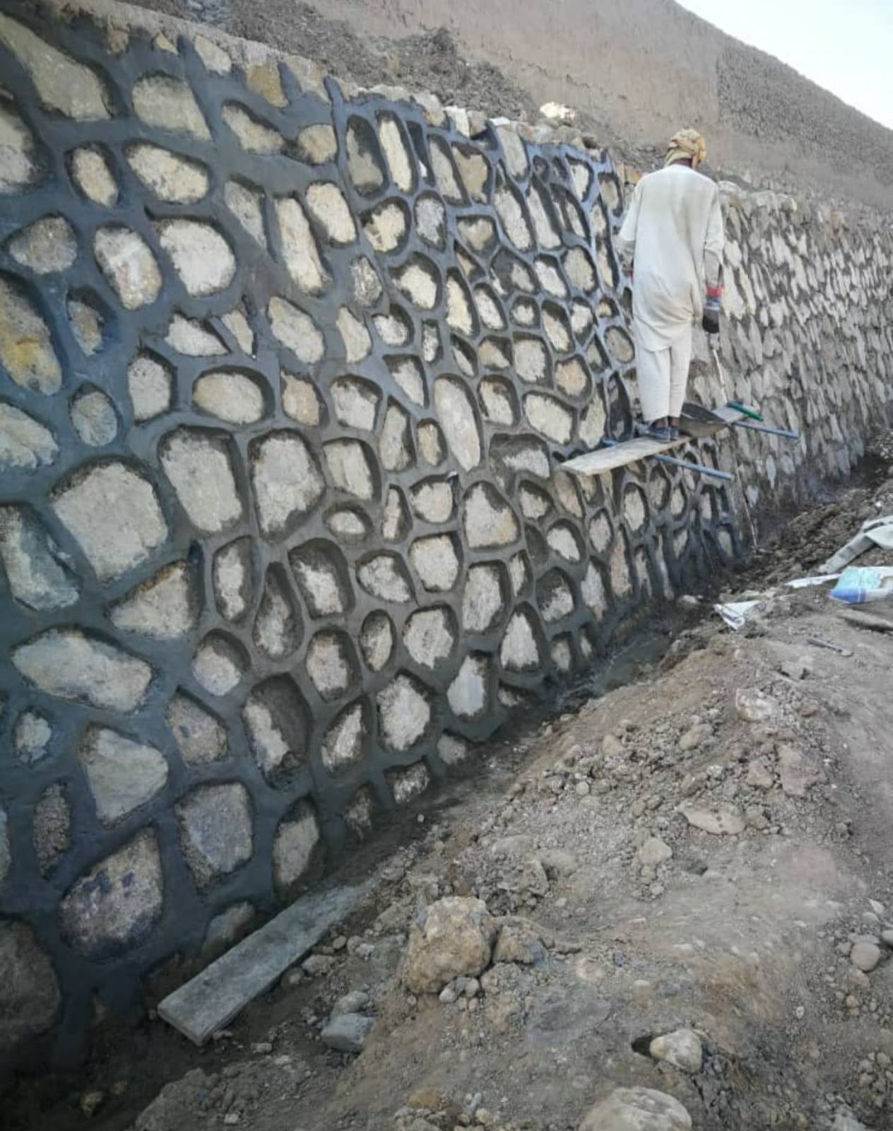 جریان کار ساخت ۱۶۹ متر دیوار محافظتی به ارزش ۶ میلیون افغانی در سرپل