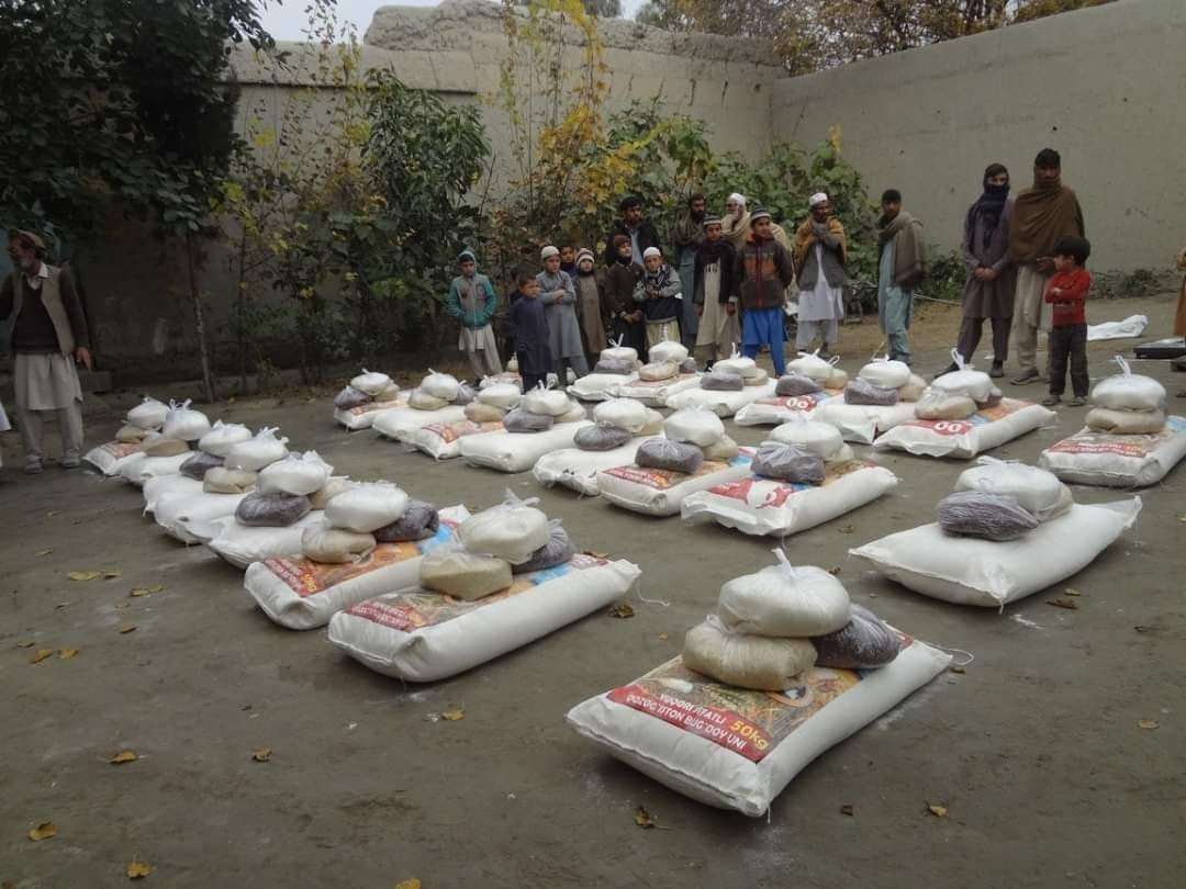 په ننګرهار کې د ۶۸ زره افغانیو په ارزښت ۲۴ اړمنو کورنیو سره د خوراکي توکو مرسته وشوه