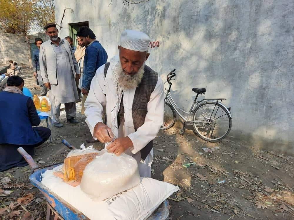 په ننګرهار کې ۱۷ کورنیو ته د ۶۸ زره افغانیو په ارزښت د خوراکي توکو مرسته وشوه