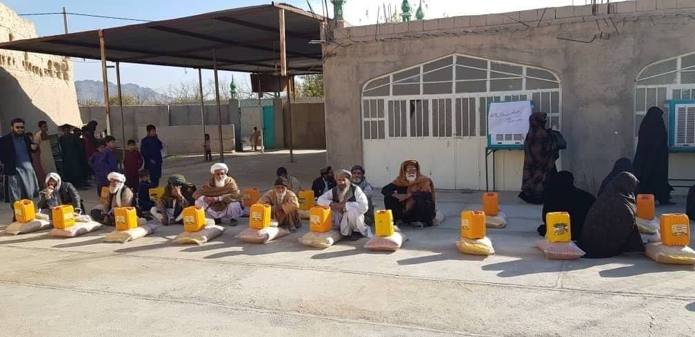توزیع مواد کمکی به ارزش ۳۵۰ هزار افغانی برای ۱۰۰ خانواده‌ی نیازمند در فراه