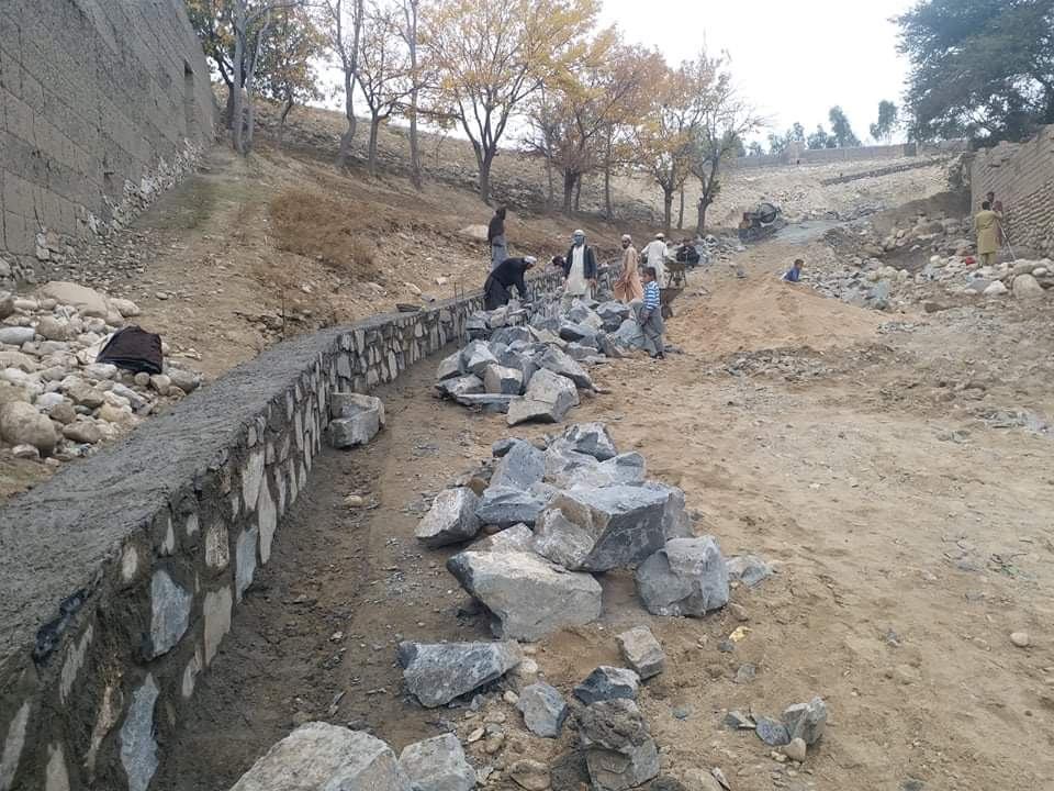 په لغمان کې د ۳۴۰ متره کانکریټي سړک د جوړولو کار روان دی