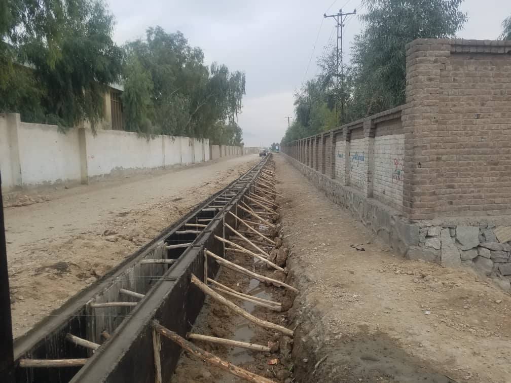 په ننګرهار کې د ۸۰۰ متره کانکریټي سړک د جوړولو کار روان دی