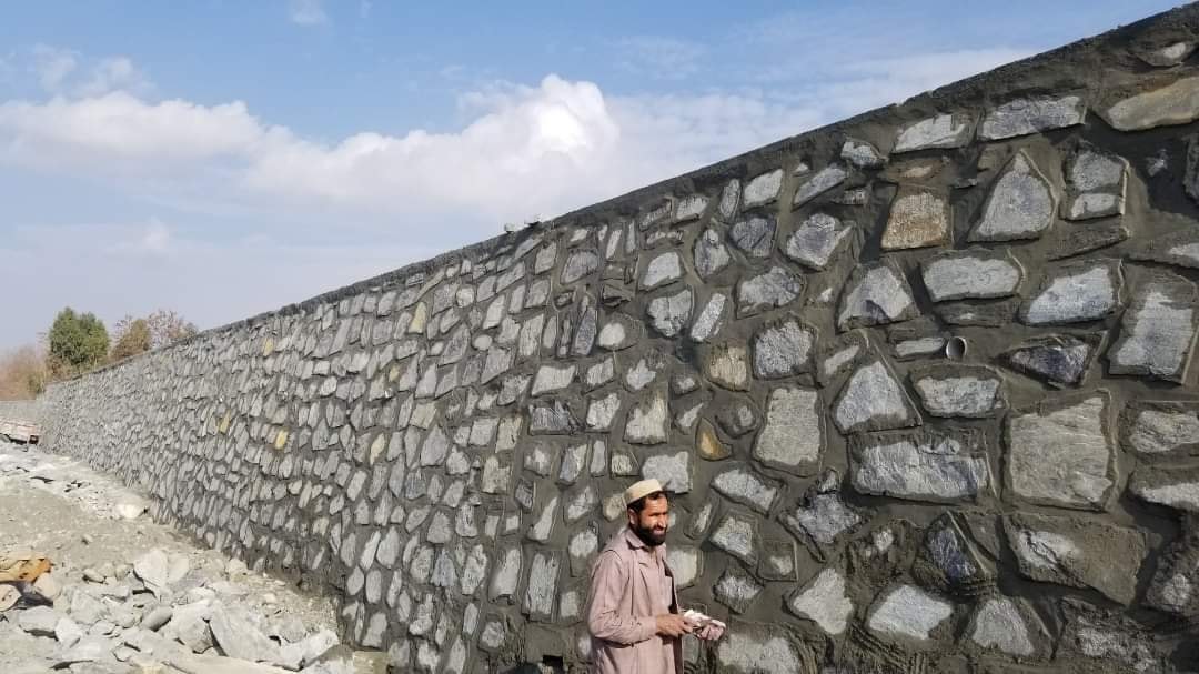 په ننګرهار کې د ۶۴۸ متره محافظوي دیوال د جوړولو کار روان دی