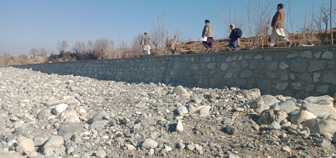 په ننګرهار کې د ۷ میلیونه افغانیوپه ارزښت د محافظوي دیوال د جوړولو کار روان دی