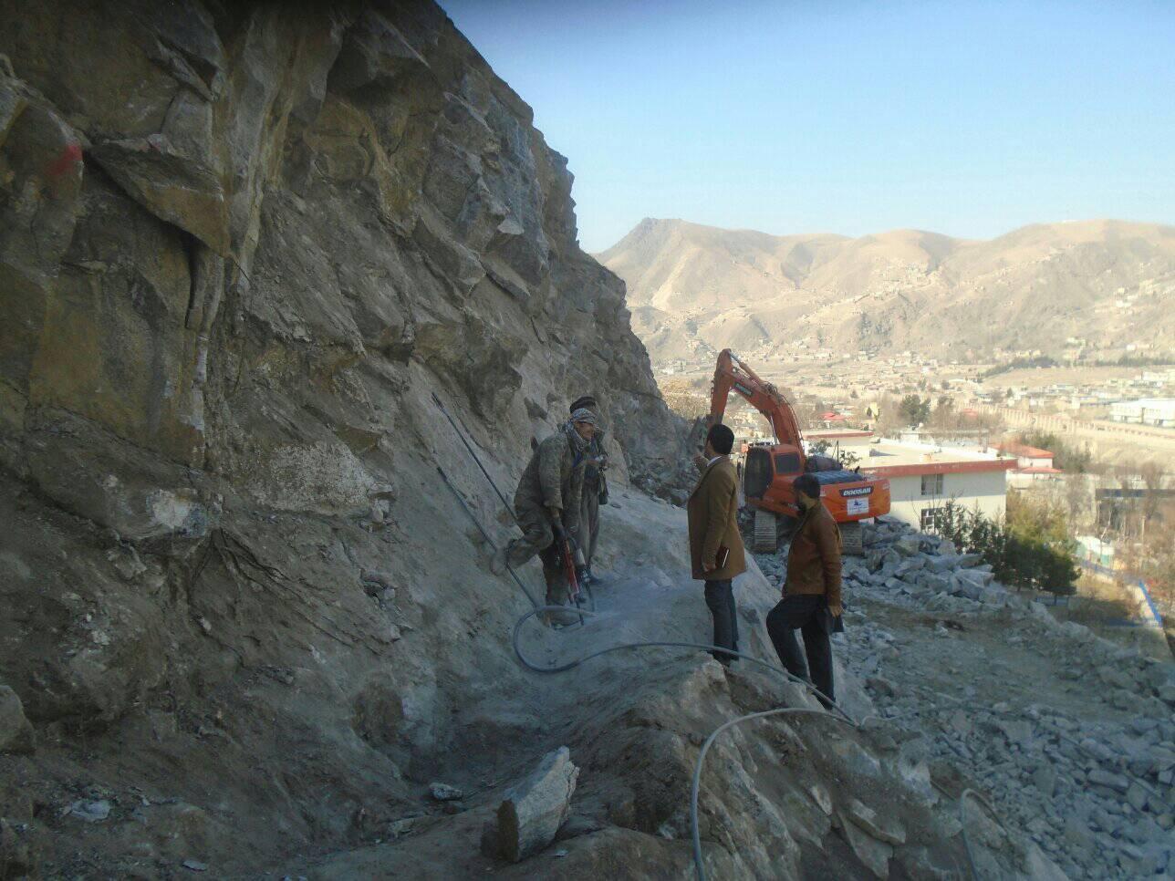 جریان کار ساخت ۱.۶۳ کیلومتر سرک کانکریتی به ارزش ۳۵ میلیون افغانی در بدخشان