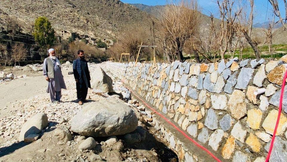 په کونړ کې د محافظوي دیوال د جوړولو کار روان دی