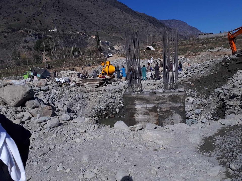 په کونړ کې د ۴۲ متره اوسپنیز کانکریټي پل د جوړولو کار روان دی