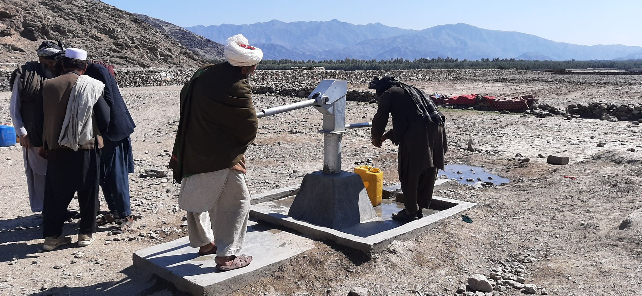 په ننګرهار کې د کوچیانو ۴۵ کورنيو ته د څښاک پاکې اوبه برابرې شوې.