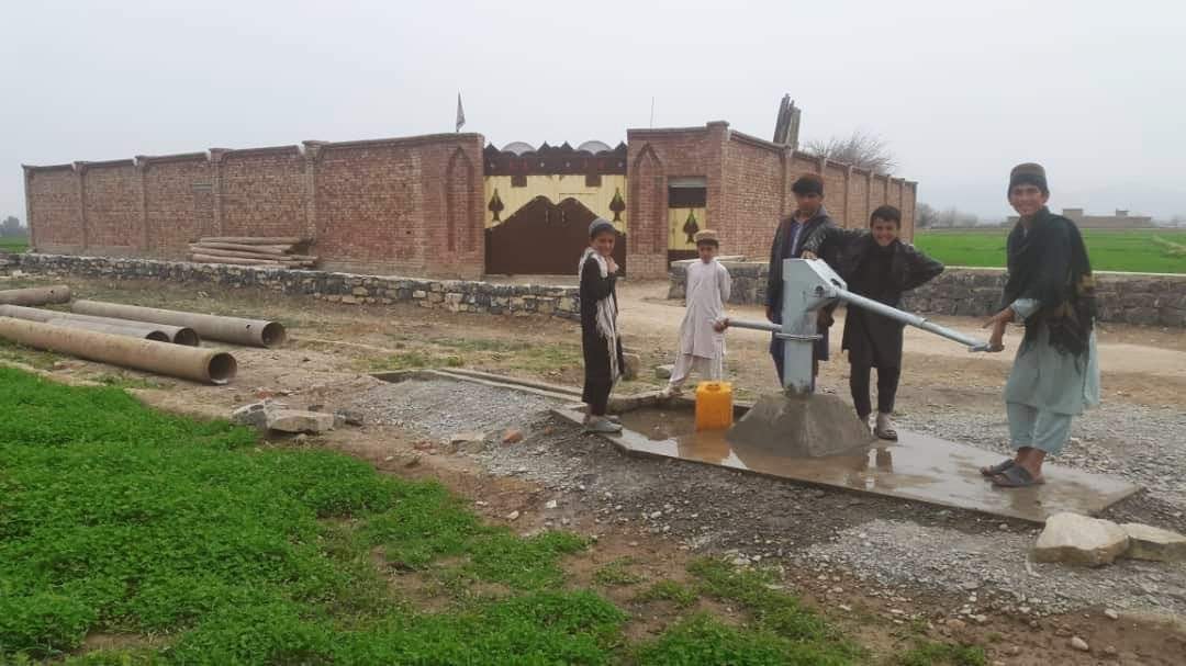 په خوست ولایت کې ۸۲ کورنیو ته د څښاک پاکې اوبه برابرې شوی.