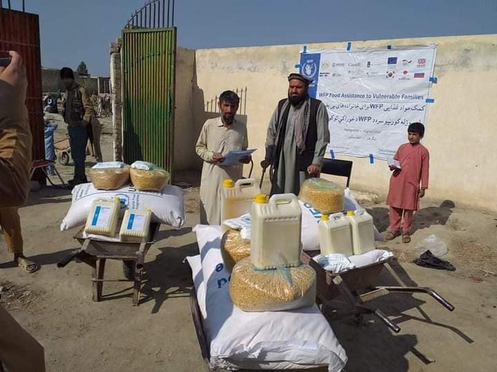 په ننګرهار کې ددویم ځل لپاره په ۷۰۰ کورنیو خوراکي توکي وویشل شول