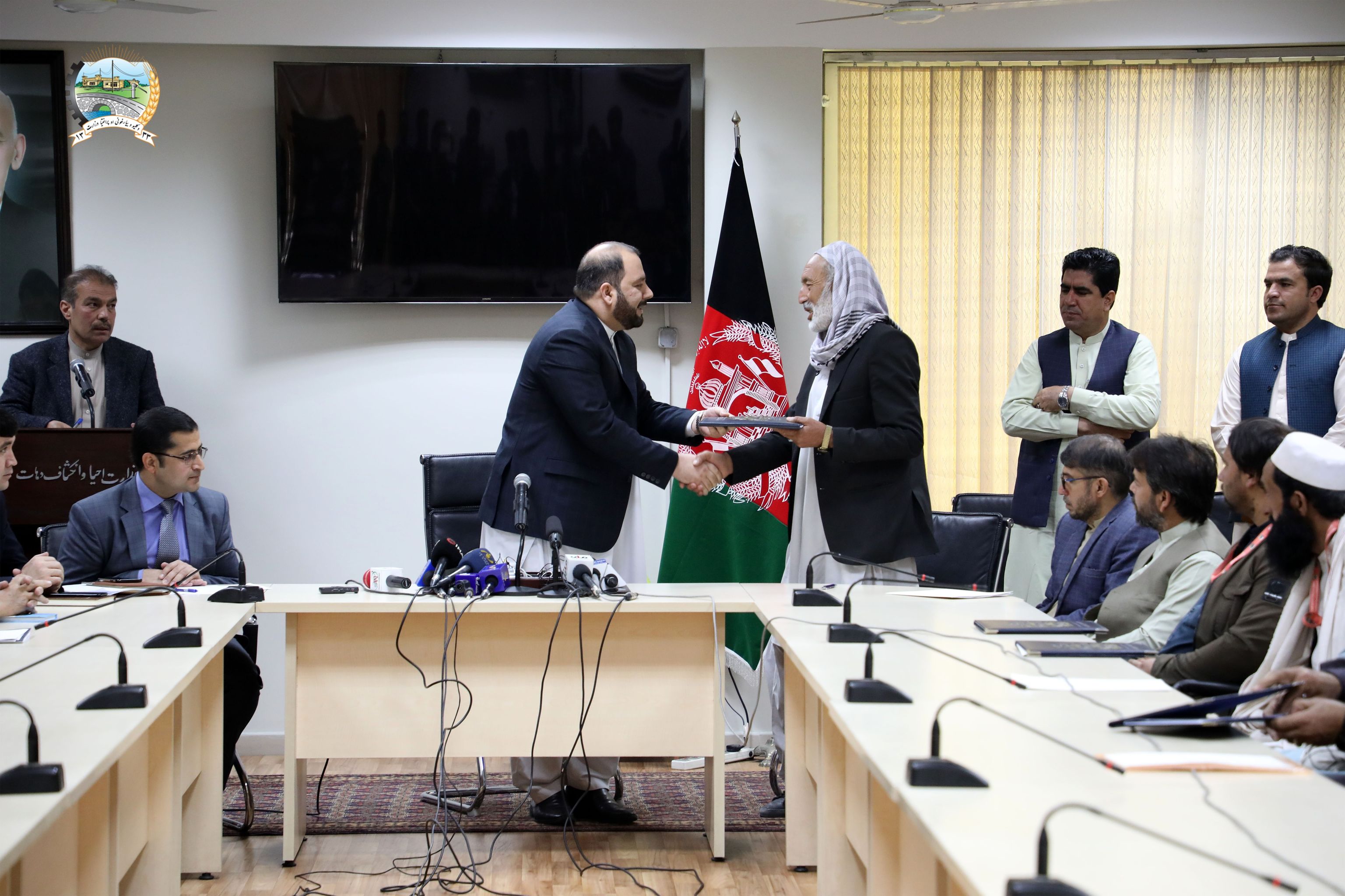 ‏ د کلیو بیارغونې او پراختیا وزیر پوهندوی مجیب الرحمن کریمي د هیواد په ۲۳ ولایتونو کې د۱ ‏میلیارد او ۴۵  میلیونه افغانیو په ارزښت د ۹۴ پرمختیایي پروژو هوکړه لیکونه لاسلیک کړل.‏