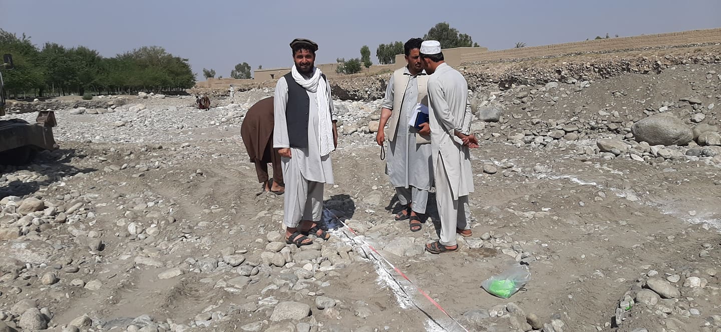 په ننګرهار کې د ۱۴ میلیونه افغانیو په ارزښت د۴۳۶ متره استنادي دیوال د جوړولو کار پیل شو